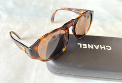 Vintage CHANEL brown oval frame sunglasses with golden CC motifs at sides. Mod and chic eyewear you must get. 0411041