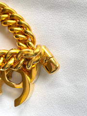 W5 Vintage Chanel turn lock CC chain bracelet. Must have 90s jewelry. Large CC motif. 041204ra1. Thick chain bracelet.
