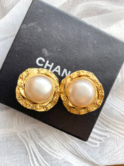 Vintage CHANEL golden flower frame and pearl earrings with CC mark. Beautiful jewelry piece. 0412011