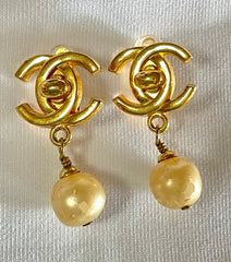 Vintage CHANEL golden turn lock CC and dangle pearl earrings. Very classic and popular jewelry. Coco mark earrings. 050327rc1