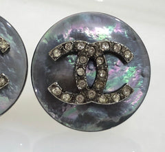 Vintage CHANEL black shell earrings with rhinestone crystal CC motif. Rare jewelry piece. 0410231