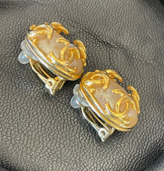 Vintage CHANEL golden CC and oval pearl earrings. Classic jewelry piece. 0501133an1