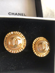 Vintage CHANEL golden round earrings with sun and CC mark motif faux pearl. Beautiful jewelry piece. 0406014