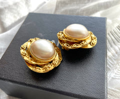 Vintage CHANEL golden flower frame and pearl earrings with CC mark. Beautiful jewelry piece. 0412011