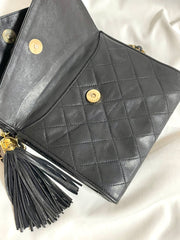 Vintage CHANEL black fringe camera bag with double flaps. Must have collar design flap shoulder bag. 0408151