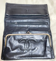 Vintage CHANEL black lambskin oval stitch clutch bag, wallet, pouch, mini purse, coin case with kiss lock case. 0410243