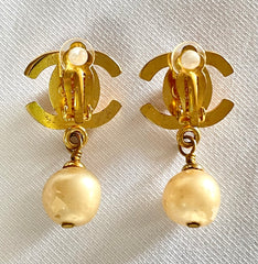 Vintage CHANEL golden turn lock CC and dangle pearl earrings. Very classic and popular jewelry. Coco mark earrings. 050327rc1