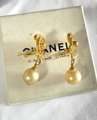Vintage CHANEL golden turn lock CC and dangle pearl earrings. Very classic and popular jewelry. Coco mark earrings. 050327rc1