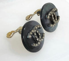 Vintage CHANEL black shell earrings with rhinestone crystal CC motif. Rare jewelry piece. 0410231