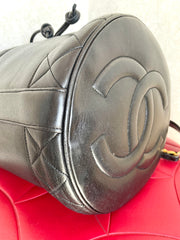 Vintage CHANEL black lambskin bucket hobo drum shoulder bag with golden chain strap, CC mark, and drawstring. 041205bs3