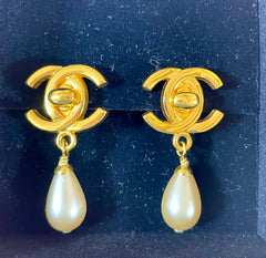 Vintage CHANEL golden turn lock CC and dangle pearl earrings. Very classic and popular jewelry. Coco mark earrings. 050406m1