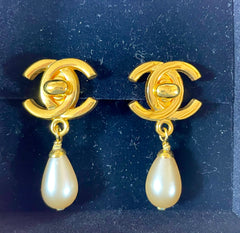 Vintage CHANEL golden turn lock CC and dangle pearl earrings. Very classic and popular jewelry. Coco mark earrings. 050406m1