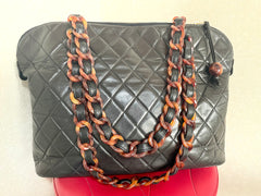 Vintage CHANEL black lambskin large tote bag with brown plastic chains and CC mark charm to the LAMPO zipper. 050206ac3