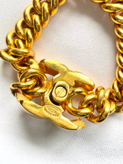W5 Vintage Chanel turn lock CC chain bracelet. Must have 90s jewelry. Large CC motif. 041204ra1. Thick chain bracelet.