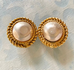 Vintage CHANEL golden earrings with pearl and CC motif. Classic Chanel vintage jewelry. 0410033