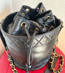 Vintage CHANEL black lambskin bucket hobo drum shoulder bag with golden chain strap, CC mark, and drawstring. 041205bs3