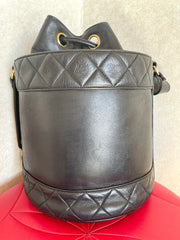 Vintage CHANEL black lambskin bucket hobo drum shoulder bag with golden chain strap, CC mark, and drawstring. 041205bs3