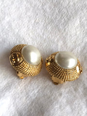 Vintage CHANEL gold tone round earrings with faux pearl and CC motifs. Great and rare Chanel vintage jewelry gift. 0406013