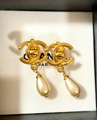 Vintage CHANEL golden turn lock CC and dangle pearl earrings. Very classic and popular jewelry. Coco mark earrings. 050406m1