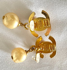 Vintage CHANEL golden turn lock CC and dangle pearl earrings. Very classic and popular jewelry. Coco mark earrings. 050327rc1