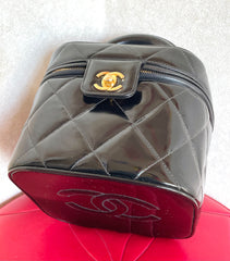 Vintage CHANEL black patent enamel quilted leather square shape vanity bag with golden CC motif. Rare and collectible handbag. 050120an1