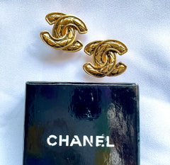 Vintage CHANEL earrings with matelasse CC marks. Beautiful and rare jewelry. 050327ya1