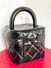 Vintage CHANEL black patent enamel quilted leather square shape vanity bag with golden CC motif. Rare and collectible handbag. 050120an1
