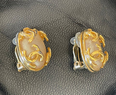 Vintage CHANEL golden CC and oval pearl earrings. Classic jewelry piece. 0501133an1