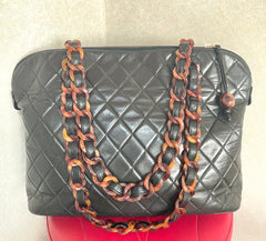 Vintage CHANEL black lambskin large tote bag with brown plastic chains and CC mark charm to the LAMPO zipper. 050206ac3