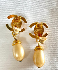Vintage CHANEL teardrop turn-lock crystal CC and dangle pearl earrings. Very classic and popular jewelry. Coco mark. 050327rc2