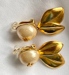 Vintage CHANEL flower and leaf design faux pearl CC earrings. Dangle earrings. Rare and elegant Chanel jewelry. 0412061