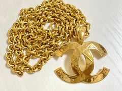 MINT. Vintage CHANEL necklace with a large CC mark pendant top. Gorgeous masterpiece jewelry. 050211rk1
