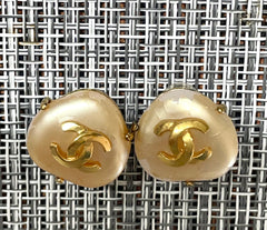 Vintage CHANEL oval heart shape, triangle shape faux pearl and CC earrings. Rare and elegant Chanel jewelry. 0411071
