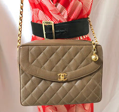 Vintage Chanel large brown caviar leather 2.55 camera bag style chain shoulder bag with golden CC ball charm. Must have purse. 0405161
