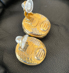 Vintage CHANEL golden CC and oval pearl earrings. Classic jewelry piece. 0501133an1