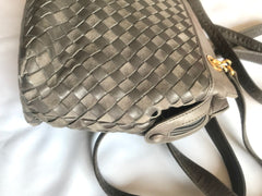 Vintage Bally grey, taupe smooth and suede leather mix intrecciato bag with gold tone B motif. Perfect daily use shoulder bag. 0403173
