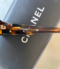 Vintage CHANEL brown oval frame sunglasses with golden CC motifs at sides. Mod and chic eyewear you must get. 0411041