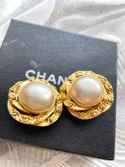 Vintage CHANEL golden flower frame and pearl earrings with CC mark. Beautiful jewelry piece. 0412011