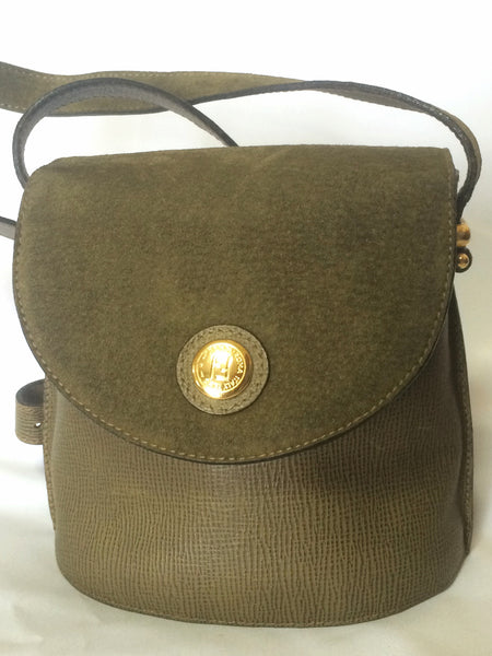 Vintage Hunting World khaki genuine leather shoulder purse with iconic –  eNdApPi ***where you can find your favorite designer vintages..authentic,  affordable, and lovable.