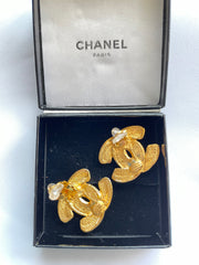 Vintage CHANEL earrings with matelasse CC marks. Beautiful and rare jewelry. 050327ya1