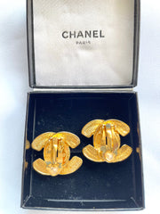 Vintage CHANEL earrings with matelasse CC marks. Beautiful and rare jewelry. 050327ya1