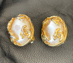 Vintage CHANEL golden CC and oval pearl earrings. Classic jewelry piece. 0501133an1