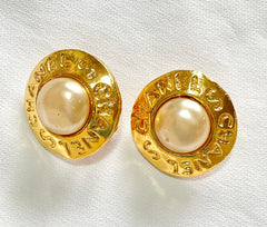 Vintage CHANEL golden round shape faux pearl earrings with cutout logo. Chic and elegant look. 0409211