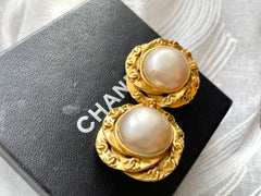Vintage CHANEL golden flower frame and pearl earrings with CC mark. Beautiful jewelry piece. 0412011