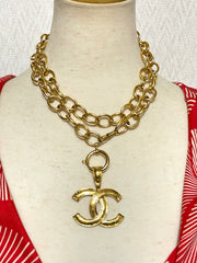 Vintage CHANEL golden oval hoop chain necklace with large CC logo pendant top. 0408248