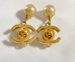 Vintage CHANEL golden turn lock CC and dangle pearl earrings. Very classic and popular jewelry. Coco mark earrings. 050327rc1
