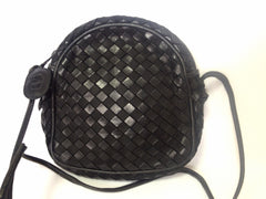 Vintage Valentino Garavani black intrecciato mini pouch style shoulder bag with V logo embossed pull. Classic purse.