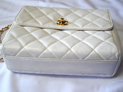 Vintage Chanel classic white caviar leather 2.55 square shape chain shoulder bag with golden CC closure. Must have purse.