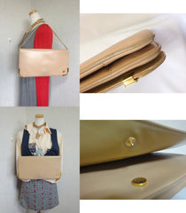 Vintage Bally nude beige leather chain shoulder bag, can be clutch purse with gold tone logo motif and frames.