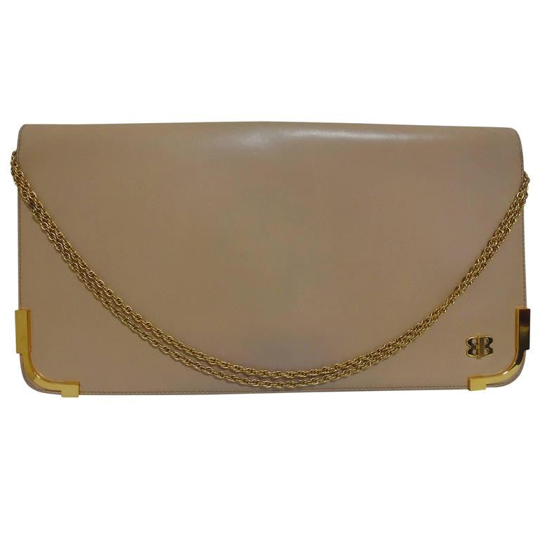Vintage Bally nude beige leather chain shoulder bag, can be clutch purse with gold tone logo motif and frames.